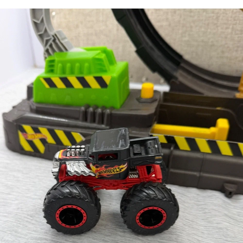 Hot Wheels Monster Trucks Epic Loop Challenge Play Set with 2 Diecast Trucks